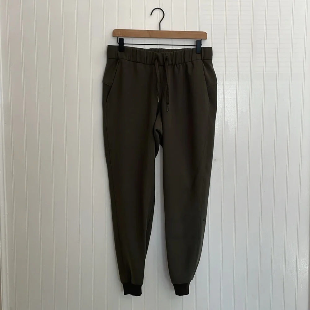 LULULEMON On the Fly Jogger in Dark Olive Size 6